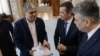 Marcel Boloș, ministrul Finanțelor, îi prezintă niște documente premierului Marcel Ciolacu. În centru este Sorin Grindeanu, ministrul Transporturilor. 