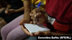 Fëmijët e Zaim dhe Remzqije Danqit në shtëpinë e tyre në Dubravë, Ferizaj.