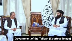 د طالبانو د حکومت د بهرنیو چارو سرپرست وزیر امیر خان متقي په کابل کې د افغانستان لپاره د پاکستان له استازي اصف دراني سره ګډ انځور.