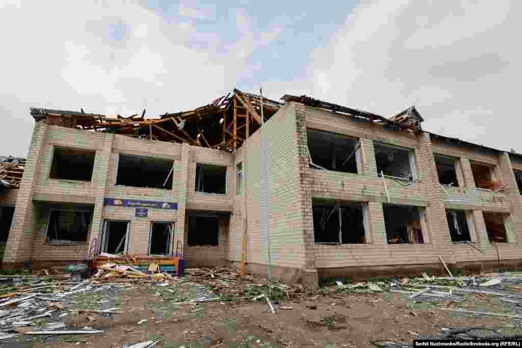 Imaginea 1: O școală grav avariată în Kukhari, în martie 2022. Imaginea 2: Aceeași școală în martie 2024. Școala a fost renovată și elevii s-au întors la ore.&nbsp;