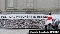 Плякат з партрэтамі беларускіх палітвязьняў на акцыі ў Вільні. Архіўнае фота