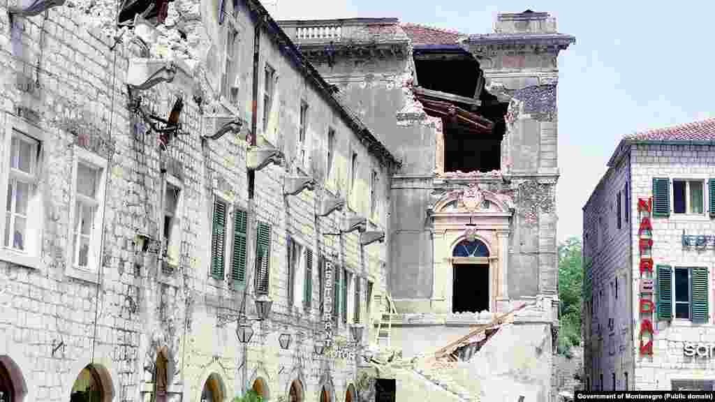 &bdquo;Lăsați oamenii să-și amintească că suntem într-o zonă fragilă, lăsați-i să asculte natura pentru că este mai puternică decât omul&rdquo;, a declarat Nada Radovici pentru RFE/RL la acea vreme. Radovici avea să publice mai târziu o carte despre cutremur și despre modul în care acesta a afectat zone precum Kotar (foto).&nbsp;