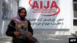 طالبان با تسلط به قدرت در افغانستان همواره تلاش کرده اند تا کنترول بیشتری بر فعالیت رسانه ها داشته باشند