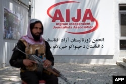 طالبان با تسلط به قدرت تلاش کرده اند تا رسانه ها و نهاد های مرتبط با آن را در کنترول خود داشته باشند