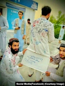 محصلین یکی از پوهنتون های افغانستان در مراسم فراغت روی لباس های همدیگر امضا کرده و خاطره نوشته اند