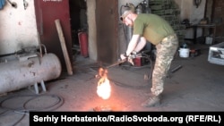 Євген, військовослужбовець 148-ї окремої артилерійської бригади, як і в цивільному житті, у війську працює зі зварювальним апаратом