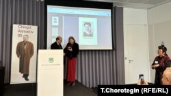 Лорд Курбан Хусейн (солдо биринчи) айтматов таануу жаатындагы эл аралык илимий жыйын маалында немис илимпозу Ирмтрауд Гучке айымга Айтматов академиясынын сыйлыгын тапшырды. Лондон. 08.12.2023. 