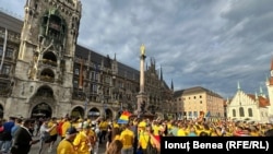 Suporteri români, după meci, în Marienplaz, piața centrală din Munchen.