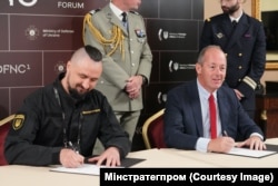 Олександр Камишін, міністр стратегічних галузей промисловості України та Ніколя Шамуссі з Nexter Group на 1-му Міжнародному Форумі Оборонних Індустрій. Київ, 29 вересня 2023 року