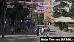 Qytetarë duke ecur në një bulevard në Mitrovicë të Veriut. Tetor, 2023