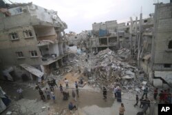 O clădire distrusă în bombardamentele israeliene în tabăra de refugiați din Rafah, Fâșia Gaza, luni, 9 octombrie 2023.