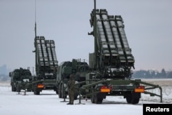 Sistemi i mbrojtjes Patriot gjatë stërvitjeve të ushtrisë polake në aeroportin e Varshavës më 7 shkurt 2023.