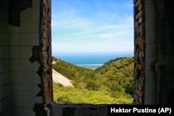 Pamje e portit të Sazanit nga një ndërtesë e rrënuar.