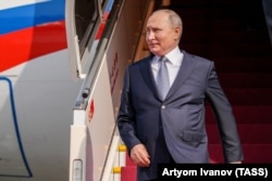 რუსეთის პრეზიდენტი ვლადიმირ პუტინი პეკინის აეროპორტში, ჩინეთი 2023 წლის 17 ოქტომბერი