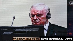 Ratko Mladić na tv ekranu tokom prenosa uživo izricanja presude sudija UN-a, 8. juna 2021. godine u Hagu
