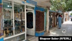 گوشه یی از بازار انتیک فروشی های هرات 