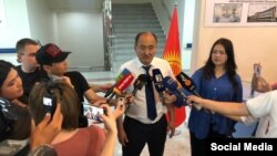 Саламаттык сактоо министри Алымкадыр Бейшеналиев журналисттердин суроолоруна жооп берүүдө.