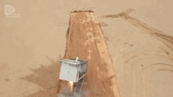 Lansarea unei dronă Shahed 136 din camioanele speciale. Propulsia inițială e asigurată de o rachetă, după care pornește motorul.