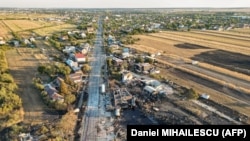 O vedere aeriană arată locul exploziei și incendiului de la o stație de gaz GPL din comuna Crevedia, 27 august 2023.