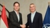 Mark Rutte (s) a fost desemnat următorul secretar general NATO, după terminarea mandatului lui Jens Stoltenberg (d)