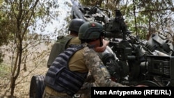 Українські військовослужбовці 406-ї окремої артилерійської бригади імені Олексія Алмазова ведуть вогонь з гаубиці М777 по позиціях російських військ. Херсонський напрямок, 10 серпня 2023 року 