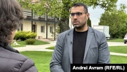 Fost dependent de etnobotanice și heroină, Iulian Dobre a reușit să scape de 14 ani de dependență. În prezent este în conducerea centrului rezidențial de reabilitare a dependenților Teen Challenge din Grădiștea, Ilfov.