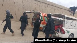 په جنوبي وزیرستان کې پولیس د وژل شویو او ژوبلو مړي روغتون ته د لېږدولو پر مهال - د ډېسېمبر ۲۲مې انځور.