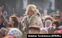 Майрамды көрүү үчүн келген эл. 21-март, 2023-жыл.