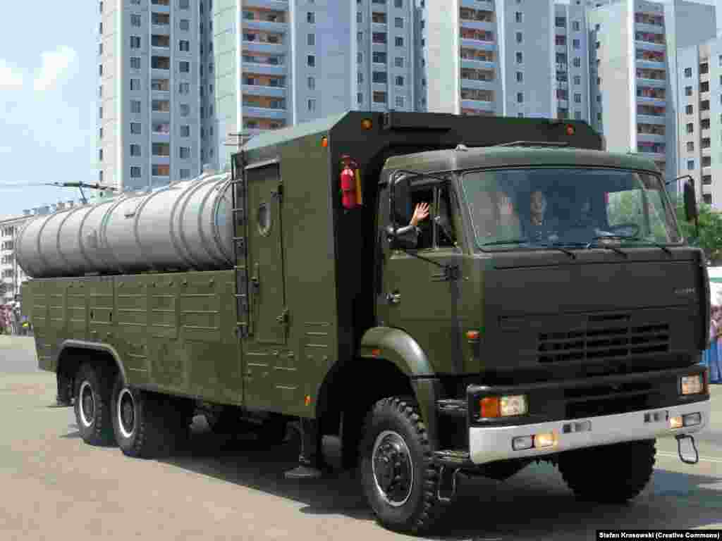 Pon'gae 5, північнокорейська ракета &laquo;земля-повітря&raquo;, схожа на російську С-300. Уперше цю ракету побачили в 2010 році. Багато чого залишається невідомим про секретний військовий потенціал Північної Кореї, але у звіті Міжнародного інституту стратегічних досліджень за 2021 рік йдеться про те, що ця соціалістична диктатура має близько 4000 танків, 2500 броньованих машин, 550 бойових літаків і 5500 реактивних систем залпового вогню із відповідними боєприпасами. Значна частина арсеналу Північної Кореї &ndash; це зброя радянського виробництва, або розроблена на її основі і сумісна з тією самою радянською зброєю, яку використовує Росія &nbsp;