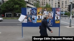 Panou cu afișe electorale pentru campania pentru alegerile locale, mai 2024 (foto de arhivă).