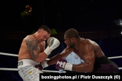 Удар нижче пояса від Даніеля Дюбуа Олександру Усику під час першого бою. Вроцлав, Польща, 26 серпня 2023 року