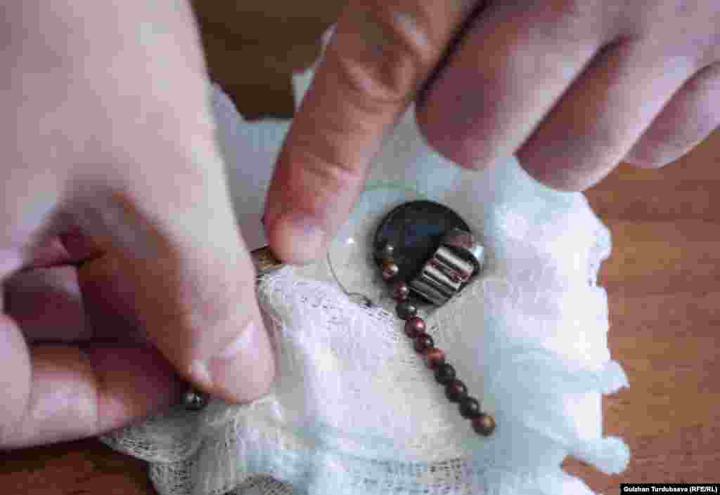 Химиялык суюктуктардан кийинки орунда эле ар түрдүү майда заттарды жутуп алып келгендер көп. Балдардын ичинен ушул магнит оюнчуктар, тыйын, ал тургай тиш жуугуч чыккан учурлары бар.&nbsp;&nbsp;