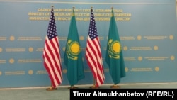 Флаги США и Казахстана
