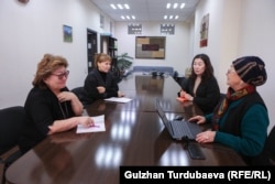 “Сезим” кризистик борборунун адистери чакан жыйын өткөрүүдө.