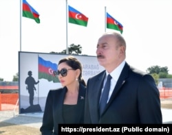 Әзербайжан президенті Илхам Әлиев (оң жақта) пен оның әйелі әрі вице-президент Мехрибан Әлиева.