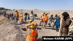 Ооганстанда зилзалада набыт болгондордун сөөктөрүн жерге берүүгө даярданып жатышат. 8-октябрь, 2023-жыл. Герат провинциясы.