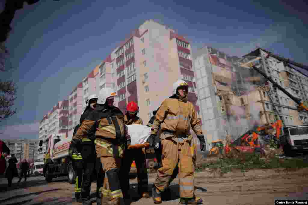Рятувальники дістають тіло одного із загиблих в Умані внаслідок ракетної атаки. Вибухи прогриміли і в Києві.&nbsp;За даними Повітряних сил ЗСУ,&nbsp;українські сили збили 21 із 23 крилатих ракет Х-101/Х-555, а також два БпЛА оперативно-тактичного рівня.