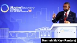 Міністр закордонних справ Великої Британії Джеймс Клеверлі спілкується з представниками ЗМІ під час Конференції з відновлення України. Лондон, 21 червня 2023 року