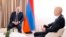 Премьер-министр Армении Никол Пашинян (слева) дает интервью CNN primanews
