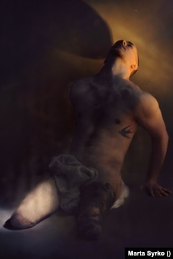 Sasha a fost primul veteran fotografiat de Marta Syrko. În seara de 24 august, trupa Sashei se odihnea după o misiune și, pentru că nu mai avea loc să se pună lângă ei sub pom, s-a culcat în tranșee. Pe când aproape adormea, într-o secundă, timpul părea că s-a oprit iar picioarele sale se simțeau de parcă au luat foc. Cel mai probabil, a fost victima unei mine de teren.