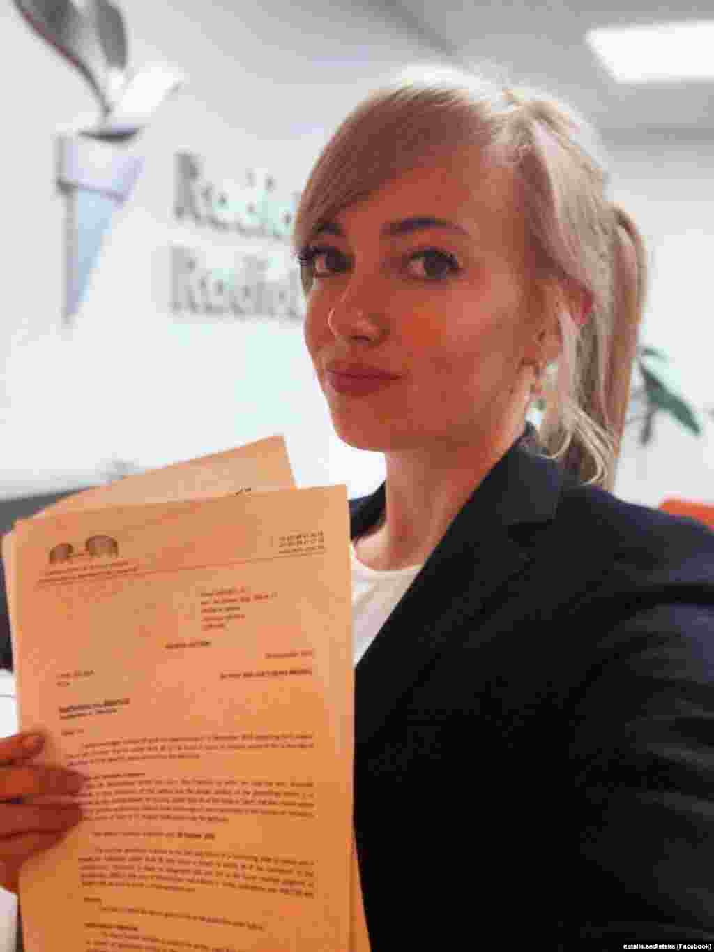 Керівниця проєкту розслідувань Радіо Свобода &laquo;Схеми&raquo; Наталія Седлецька із листом від Європейського суду з прав людини (ЄСПЛ), який зобов'язав владу України утриматися від доступу до будь-яких даних з її телефону. Суд відреагував на дії Генпрокуратури, яка хотіла отримати доступ до телефону журналістки. Київ, 18 вересня 2018 року