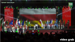 სამხრეთ ოსეთის დე ფაქტო რესპუბლიკის დროშა „ბრიკსის თამაშების“ გახსნის ღონისძიებაზე რუსეთში, ქალაქ ყაზანში.