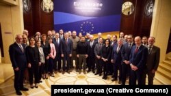 Президент України Володимир Зеленський (у центрі) брав участь у зустрічі міністрів закордонних справ держав Європейського союзу у Києві 2 жовтня 2023 року