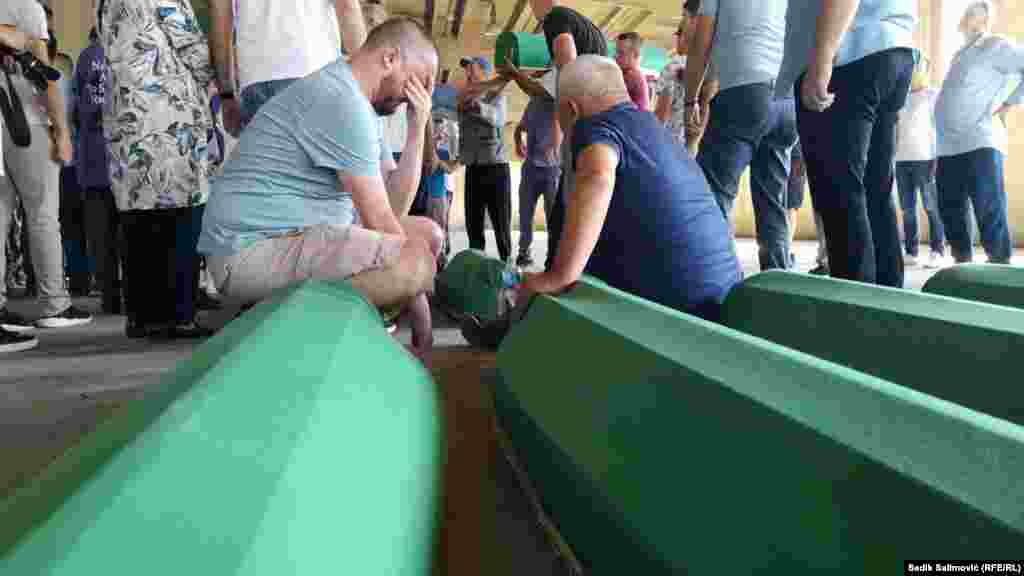 U genocidu u Srebrenici ubijeno je oko 8.000 muškaraca i dječaka.&nbsp;