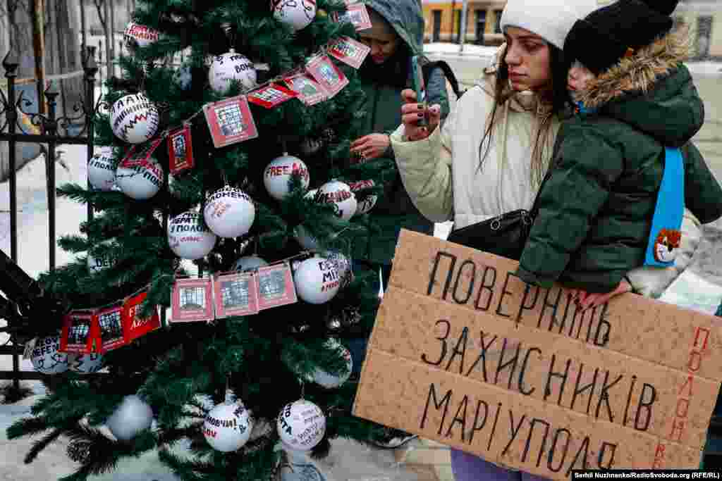 На ялинку також прикріпили фото захисників &laquo;Азовсталі&raquo; та інших полонених