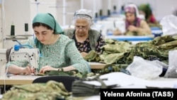 Работники предприятий российской оборонной промышленности, таких как эта швейная фабрика по пошиву военной формы в Грозном, зарабатывают выше среднего из-за нехватки рабочей силы