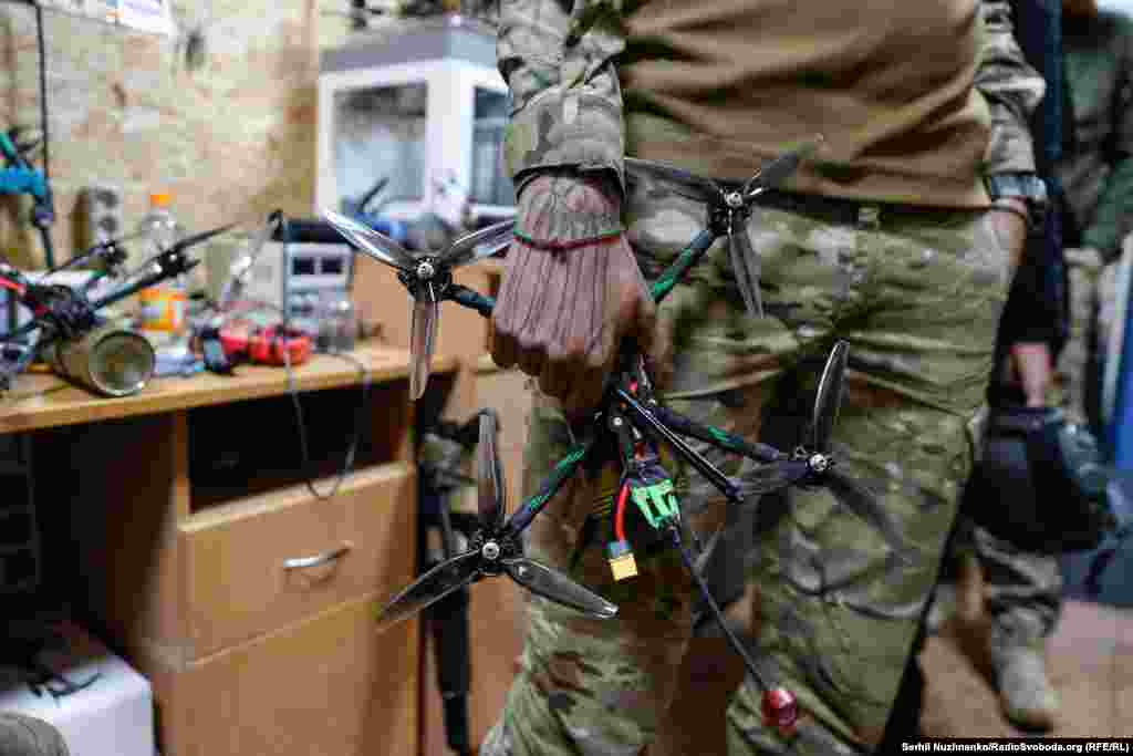 FPV-дрони стали невід'ємною частиною війни. Так пояснюють військові 108-го окремого гірсько-штурмового батальйону 10-ї окремої гірсько-штурмової бригади &laquo;Едельвейс&raquo;. Щоденно за допомогою цих &laquo;пташок&raquo; пілоти знешкоджують техніку супротивника та запобігають просуванню російських військ під Соледаром