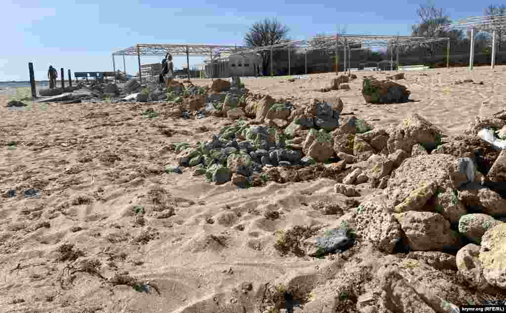 На ближайшем к Мойнакам&nbsp;морском пляже "Лазурный берег" только следы недавних штормов