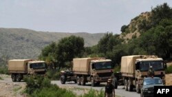 د پاکستان پوځ یو کاروان د کورمې له یوې برخې څخه بل لوري ته روان دی - پخوانی انځور. 