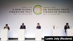 Эл аралык валюта фондунун башкаруучу директору Кристалина Георгиева,  Кениянын президенти Уильям Руто, Франциянын лидери Эммануэл Макрон, АКШнын каржы министри Жанет Йеллен, Дүйнөлүк банктын президенти Ажай Банга саммиттен кийинки маалымат жыйында. 23- июнь, 2023-жыл. Париж.

